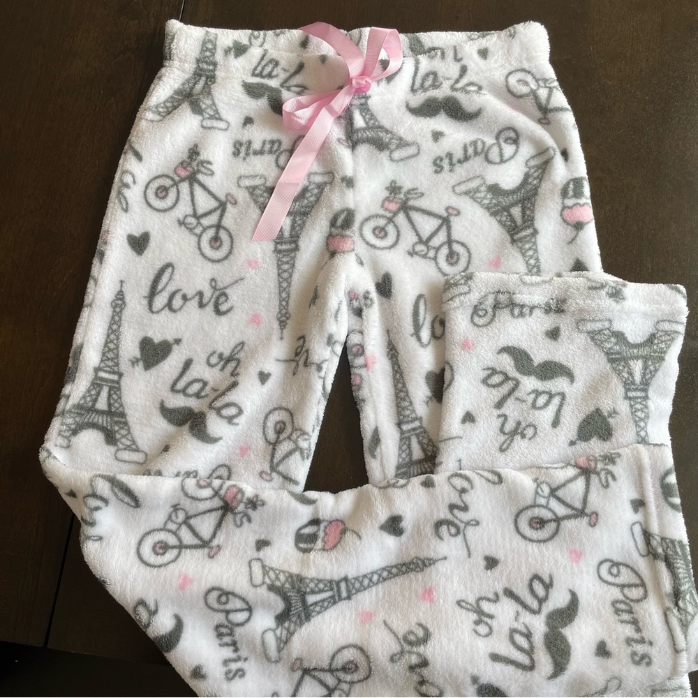 Pajama bottoms, super fluffy, Paris theme. Size M